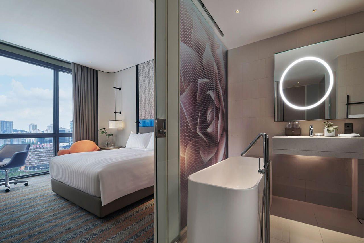 Amari Kuala Lumpur Hotel Exterior photo Deluxe Room